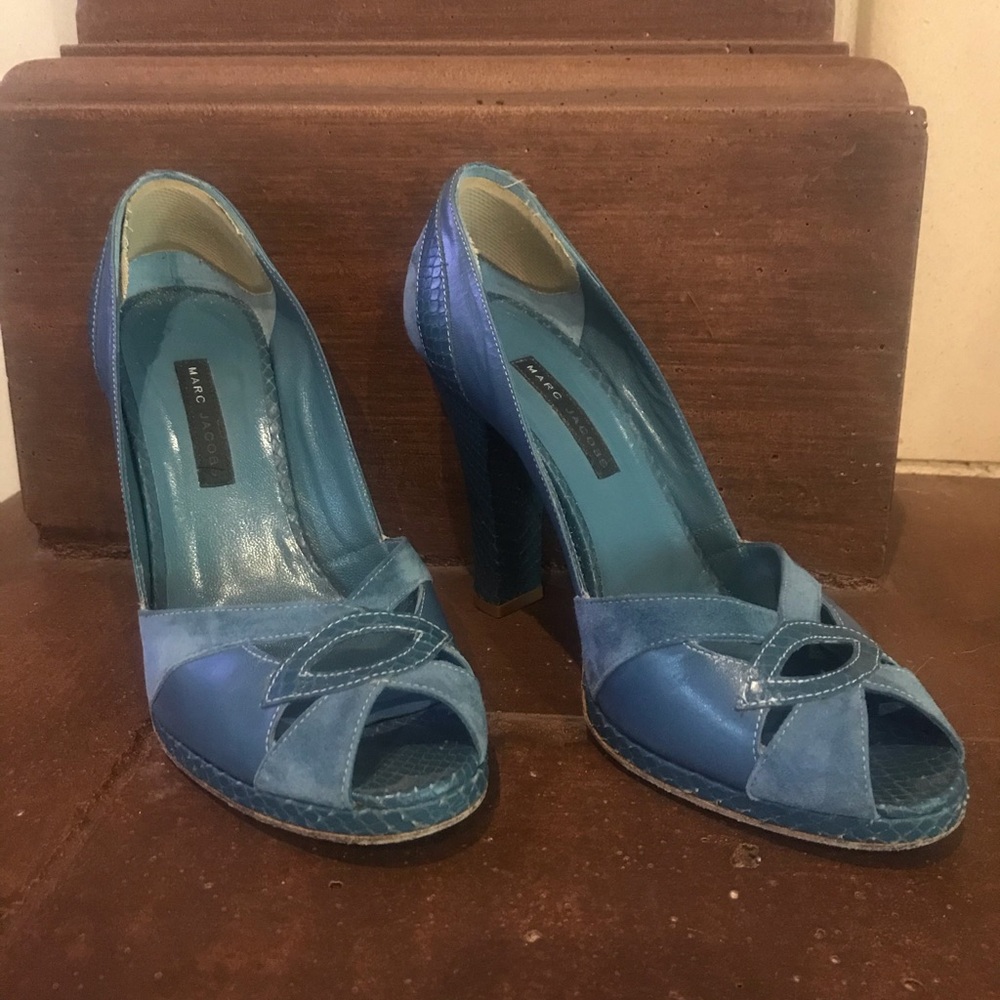 MARC JACOBS blue leather and suede heels